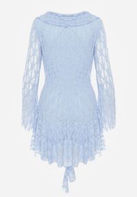 Renee - Niebieska Eteryczna Sukienka z Koronki z Falbankami i Wiązaniem Dianatta. Okazja: na co dzień. Typ kołnierza: kołnierz z falbankami. Kolor: niebieski. Materiał: koronka. Wzór: koronka. Styl: boho, casual, elegancki #7