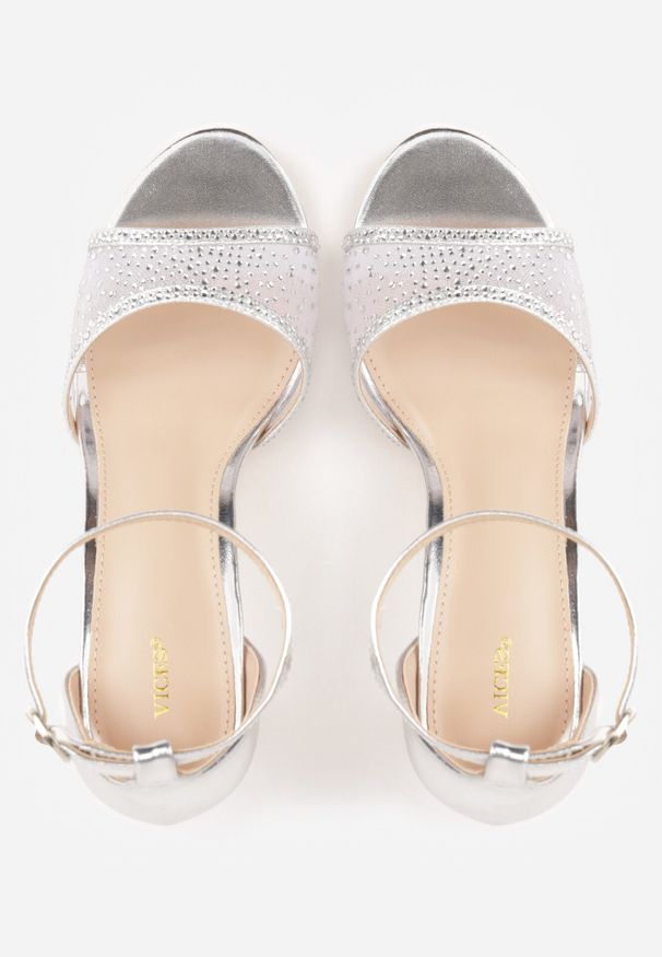 Born2be - Srebrne Eleganckie Sandały VICES na Szpilce z Transparentną Cholewką i Cyrkoniami Arteina. Zapięcie: sprzączka. Kolor: srebrny. Wzór: aplikacja. Obcas: na szpilce. Styl: elegancki