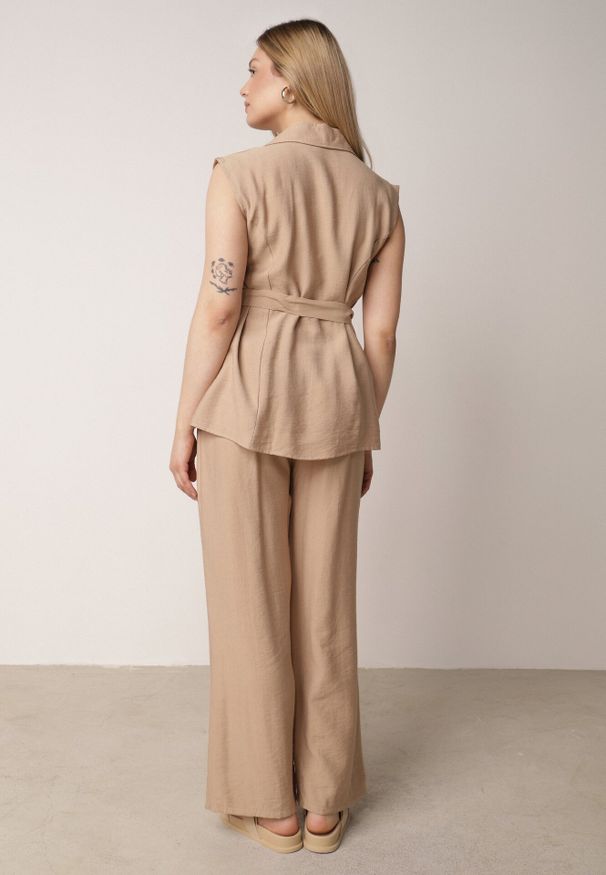 Born2be - Beżowy Komplet z Topem o Fasonie Kamizelki z Paskiem i Szerokimi Spodniami z Wiskozą Zarinesh. Kolor: beżowy. Materiał: wiskoza