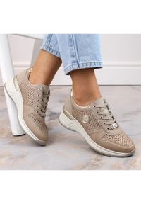 Buty damskie sportowe na koturnie ażurowe beżowe Rieker N4346-60 beżowy. Kolor: beżowy. Wzór: ażurowy. Obcas: na koturnie #7