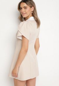 Born2be - Beżowa Sukienka w Stylu Retro z Biżuteryjną Broszką i Ozdobnymi Rękawami Tilanea. Okazja: na co dzień. Typ kołnierza: dekolt w kształcie V. Kolor: beżowy. Styl: retro #7