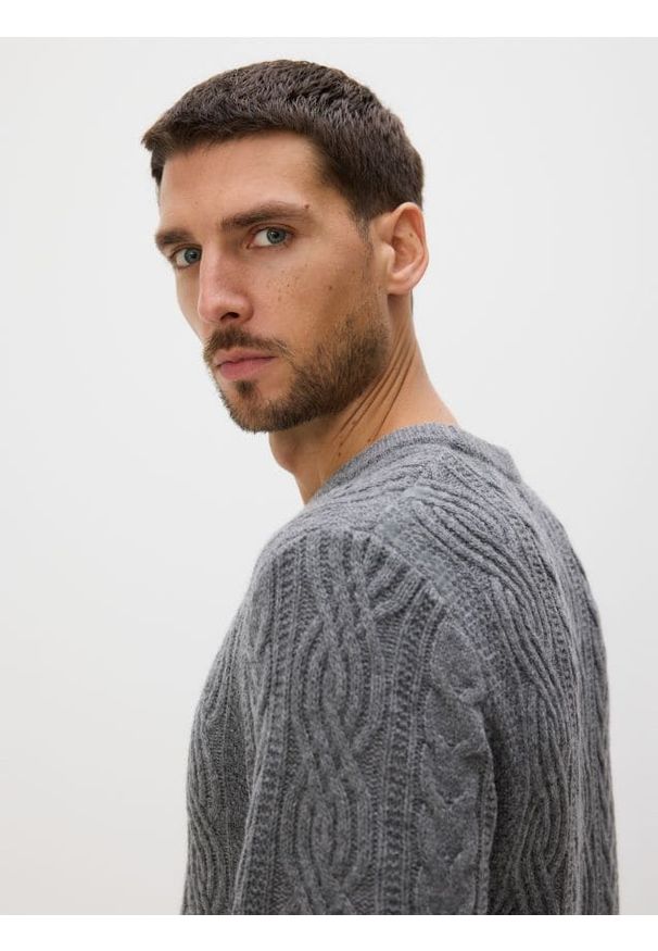 Reserved - Wełniany sweter z warkoczowym splotem - ciemnoszary. Kolor: szary. Materiał: wełna. Wzór: ze splotem