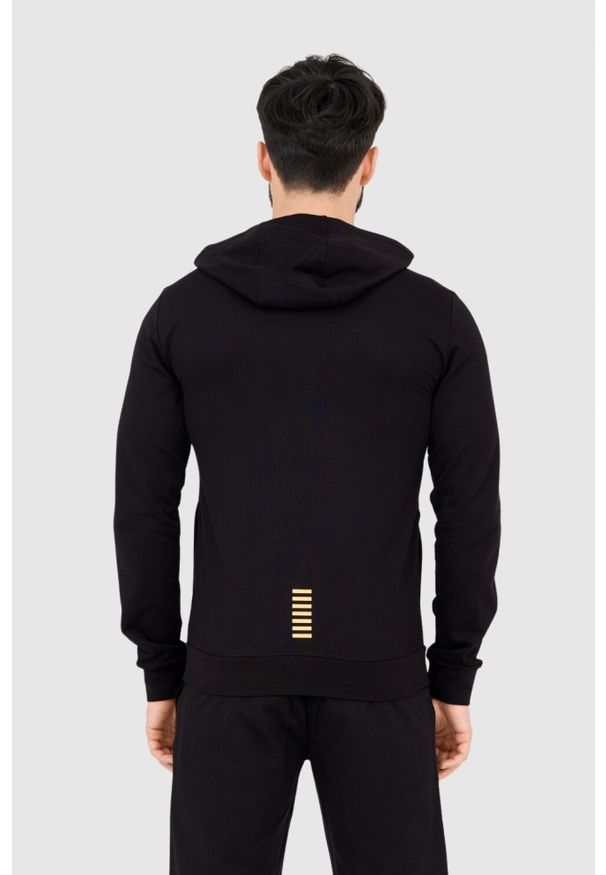 EA7 Emporio Armani - EA7 Czarna bluza z kapturem i złotym logo. Typ kołnierza: kaptur. Kolor: czarny