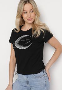 Born2be - Czarny T-shirt z Bawełny Ozdobiony Cyrkoniami i Nadrukiem Vilreti. Okazja: na co dzień. Kolor: czarny. Materiał: bawełna. Wzór: aplikacja, nadruk. Styl: casual #4