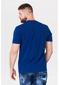Guess - GUESS Granatowy t-shirt męski z logo w moro, Rozmiar L. Kolor: niebieski. Wzór: moro #4