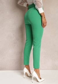 Renee - Zielone Dopasowane Spodnie Garniturowe High Waist z Paskiem w Talii Ozdobionym Klamrą Binah. Stan: podwyższony. Kolor: zielony. Długość: długie. Wzór: aplikacja #5