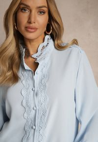 Renee - Jasnoniebieska Koszula z Ażurową Stójką i Bufiastym Rękawem Nito. Typ kołnierza: kołnierzyk stójkowy. Kolor: niebieski. Materiał: tkanina. Wzór: ażurowy #3