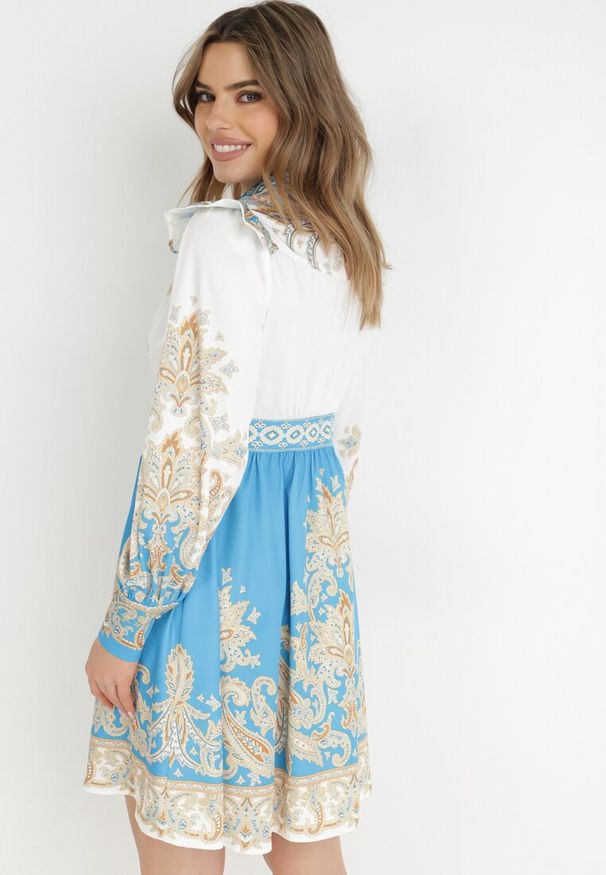 Born2be - Biało-Niebieska Sukienka Phiniope. Typ kołnierza: kołnierz z falbankami. Kolor: niebieski. Długość rękawa: długi rękaw. Długość: mini