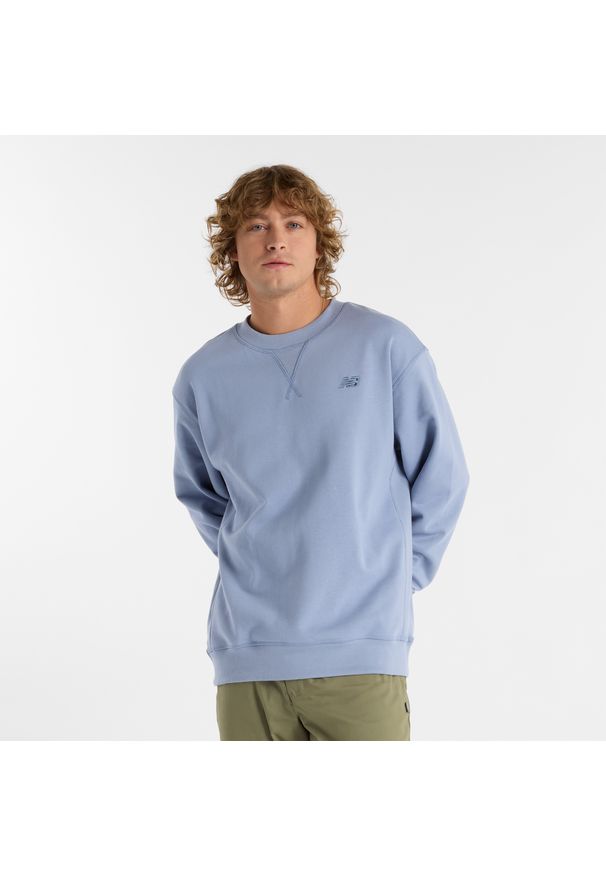 Bluza męska New Balance MT41506DUS – niebieska. Kolor: niebieski. Materiał: bawełna, tkanina, dresówka. Wzór: aplikacja, haft