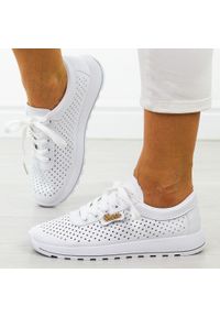 POTOCKI - Białe ażurowe półbuty damskie Potocki 16346. Okazja: na co dzień. Zapięcie: sznurówki. Kolor: biały. Materiał: skóra. Szerokość cholewki: normalna. Wzór: ażurowy. Sezon: wiosna, lato. Styl: casual, klasyczny, elegancki #1