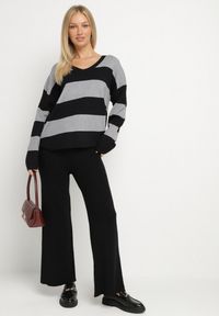 Born2be - Szary Dzianinowy Komplet Szerokie Spodnie i Sweter w Paski Falesea. Kolor: szary. Materiał: dzianina. Wzór: paski #2