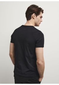 Ochnik - Czarny T-shirt męski ze srebrnym printem. Okazja: na co dzień. Kolor: czarny. Materiał: bawełna. Długość: krótkie. Wzór: nadruk. Styl: casual