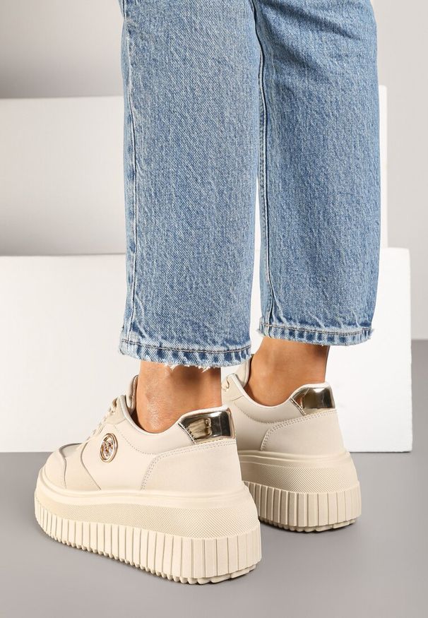 Renee - Beżowe Sneakersy Vices na Platformie z Tłoczeniem Ozdobione Metaliczną Aplikacją Eriri. Kolor: beżowy. Materiał: jeans. Szerokość cholewki: normalna. Wzór: aplikacja. Obcas: na platformie