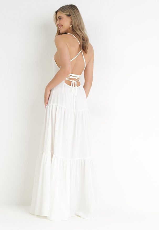 Born2be - Biała Maxi Sukienka na Cienkich Ramiączkach z Wiązaniem na Tyle Ozdobiona Falbankami Beatrics. Typ kołnierza: kołnierz z falbankami. Kolor: biały. Długość rękawa: na ramiączkach. Wzór: aplikacja. Długość: maxi