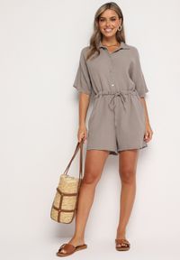 Born2be - Ciemnobeżowy Muślinowy Kombinezon z Bawełny Wiązany w Talii z Guzikami Dlirena. Kolor: beżowy. Materiał: bawełna. Długość rękawa: krótki rękaw. Długość: krótkie. Styl: elegancki #5