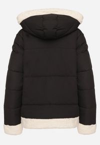 Born2be - Czarna Pikowana Kurtka o Prostym Kroju z Kapturem Obszyta Ozdobnym Futerkiem Ettelinea. Okazja: na co dzień. Typ kołnierza: kaptur. Kolor: czarny. Materiał: futro. Styl: casual #3