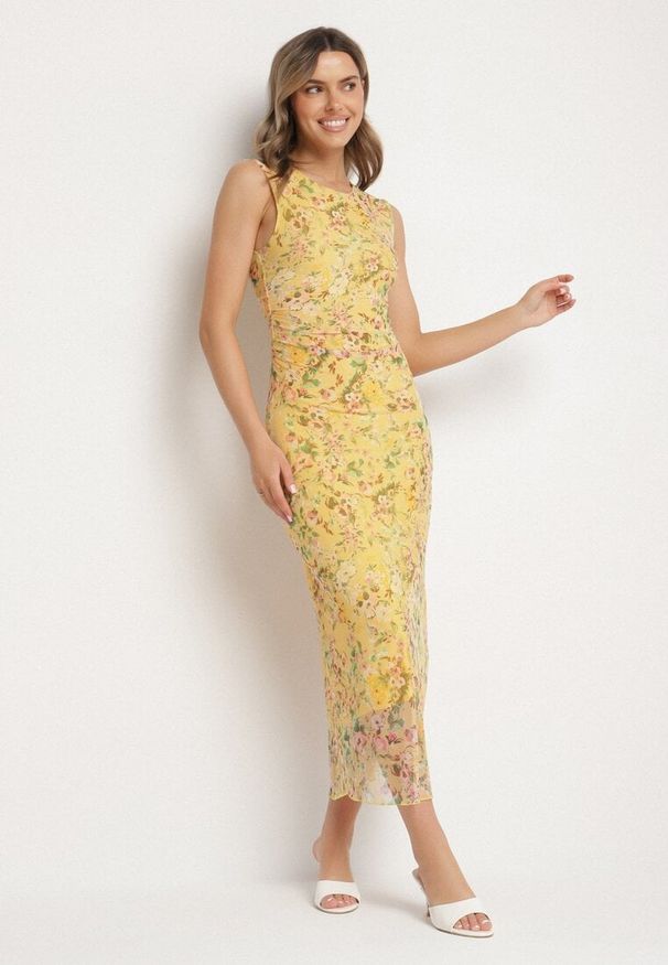 Born2be - Żółta Koktajlowa Taliowana Sukienka w Kwiaty z Wiskozową Podszewką Lidra. Okazja: na ślub cywilny, na co dzień, na imprezę, na wesele. Kolor: żółty. Materiał: wiskoza. Wzór: kwiaty. Styl: wizytowy