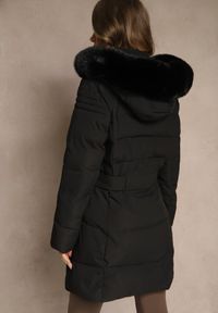 Renee - Czarna Pikowana Kurtka Zimowa z Kapturem z Futerkiem Goella. Okazja: na co dzień. Typ kołnierza: kaptur. Kolor: czarny. Materiał: futro. Sezon: zima. Styl: casual #4