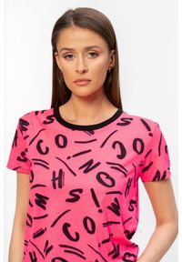 MOSCHINO Różowy t-shirt damski w czarne litery, Rozmiar XS. Kolor: różowy. Materiał: prążkowany. Wzór: aplikacja #3