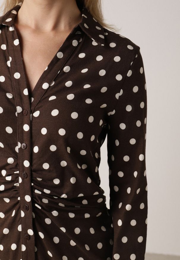 Born2be - Brązowa Wiskozowa Sukienka Koszulowa z Domieszką Lnu z Marszczeniem Besirra. Okazja: na co dzień, do pracy, na spotkanie biznesowe. Kolor: brązowy. Materiał: wiskoza, len. Typ sukienki: koszulowe. Styl: casual, biznesowy, elegancki