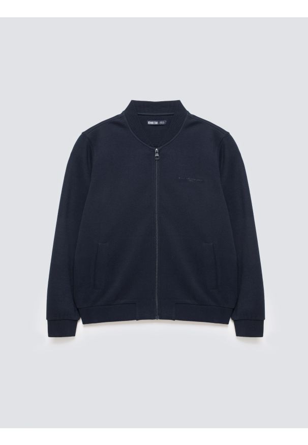 Big-Star - Bluza męska bomber granatowa Wladorb 403. Okazja: na spacer. Typ kołnierza: kołnierzyk stójkowy. Kolor: niebieski. Materiał: materiał, dzianina, jeans. Wzór: nadruk. Styl: wizytowy, sportowy