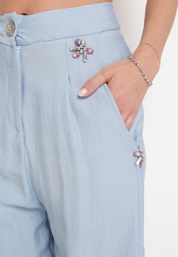 Born2be - Niebieskie Spodnie z Wysokim Stanem i Cyrkoniami Uzilina. Okazja: na co dzień. Stan: podwyższony. Kolor: niebieski. Materiał: tkanina. Wzór: aplikacja. Sezon: lato. Styl: elegancki, casual, klasyczny