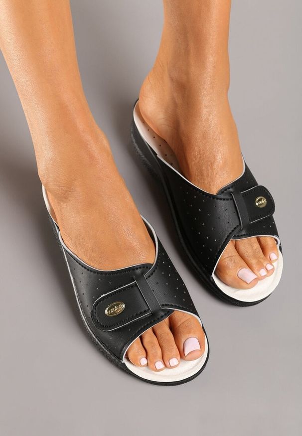 Born2be - Czarne Klapki na Niskim Koturnie z Otwartym Noskiem i Paskiem na Rzep Metanis. Okazja: na co dzień. Nosek buta: otwarty. Kolor: czarny. Sezon: lato. Obcas: na koturnie. Styl: casual