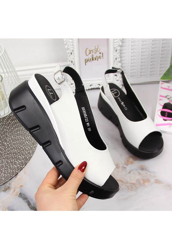 Skórzane sandały damskie na koturnie białe Filippo DS3595. Kolor: biały. Materiał: skóra. Obcas: na koturnie