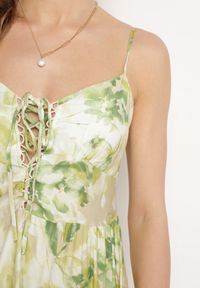 Born2be - Zielona Sukienka z Wiskozy i Bawełny Rozkloszowana w Kwiatowy Print z Ozdobnym Wiązaniem Wiama. Okazja: na co dzień. Kolor: zielony. Materiał: bawełna, wiskoza. Wzór: nadruk, kwiaty. Typ sukienki: rozkloszowane. Styl: casual, elegancki #7