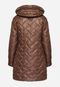 Born2be - Brązowa Kurtka Pikowana z Kapturem Ocieplona Futerkiem Zennira. Okazja: na co dzień. Typ kołnierza: kaptur. Kolor: brązowy. Materiał: futro. Sezon: jesień, zima. Styl: elegancki, casual #2