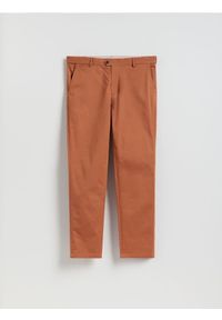 Reserved - Spodnie chino slim fit - karminowy. Kolor: czerwony. Materiał: tkanina, bawełna