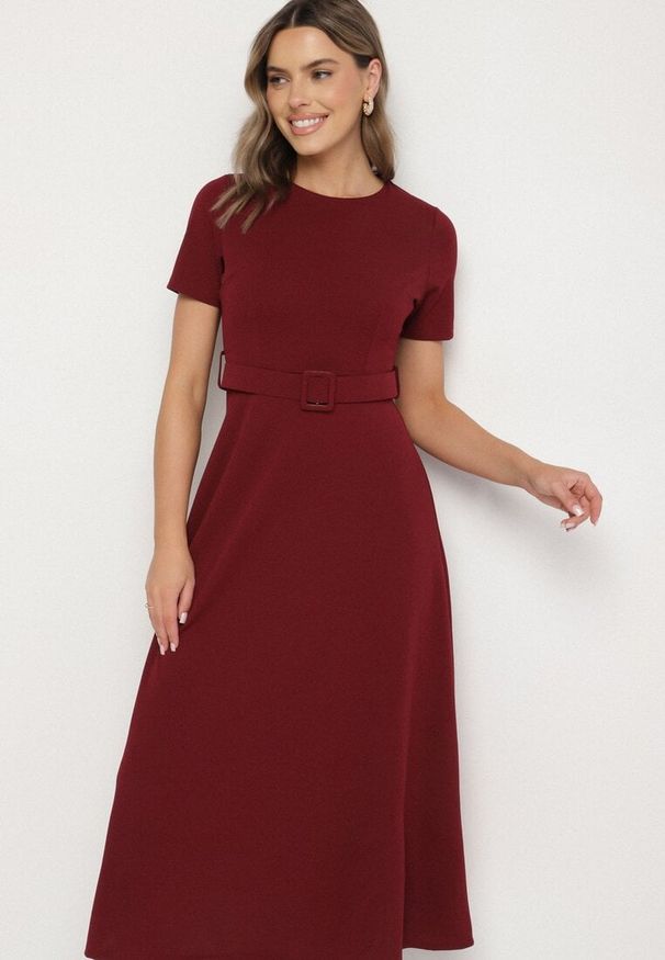 Born2be - Bordowa Rozkloszowana Sukienka Ozdobiona Paskiem Desianna. Okazja: na co dzień. Kolor: czerwony. Wzór: aplikacja. Styl: klasyczny, elegancki, casual