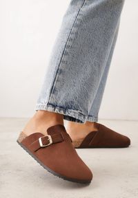 Renee - Ciemnobrązowe Klapki Ozdobione Klamrą na Pasku Zelevelis. Okazja: na co dzień. Kolor: brązowy. Materiał: jeans. Wzór: aplikacja. Obcas: na obcasie. Styl: casual, elegancki. Wysokość obcasa: niski #1