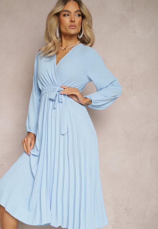 Renee - Jasnoniebieska Sukienka Phloroe. Typ kołnierza: dekolt w kształcie V. Kolor: niebieski. Długość rękawa: długi rękaw. Typ sukienki: kopertowe. Długość: midi