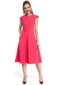 Sukienki.shop - Elegancka sukienka trapezowa z kontrafałdą wizytowa różowa. Okazja: na randkę, na komunię, na wesele, na imprezę, na ślub cywilny. Kolor: różowy, niebieski. Materiał: jeans, elastan, materiał. Długość rękawa: krótki rękaw. Wzór: gładki, aplikacja. Typ sukienki: trapezowe. Styl: wizytowy, elegancki