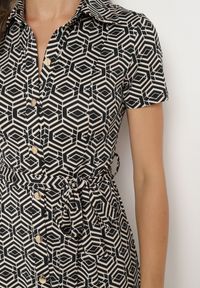 Born2be - Czarna Sukienka Taliowana o Koszulowym Kroju Zapinana na Guziki o Geometrycznym Wzorze Parra. Kolor: czarny. Długość rękawa: krótki rękaw. Wzór: geometria. Typ sukienki: koszulowe. Styl: klasyczny, elegancki #4