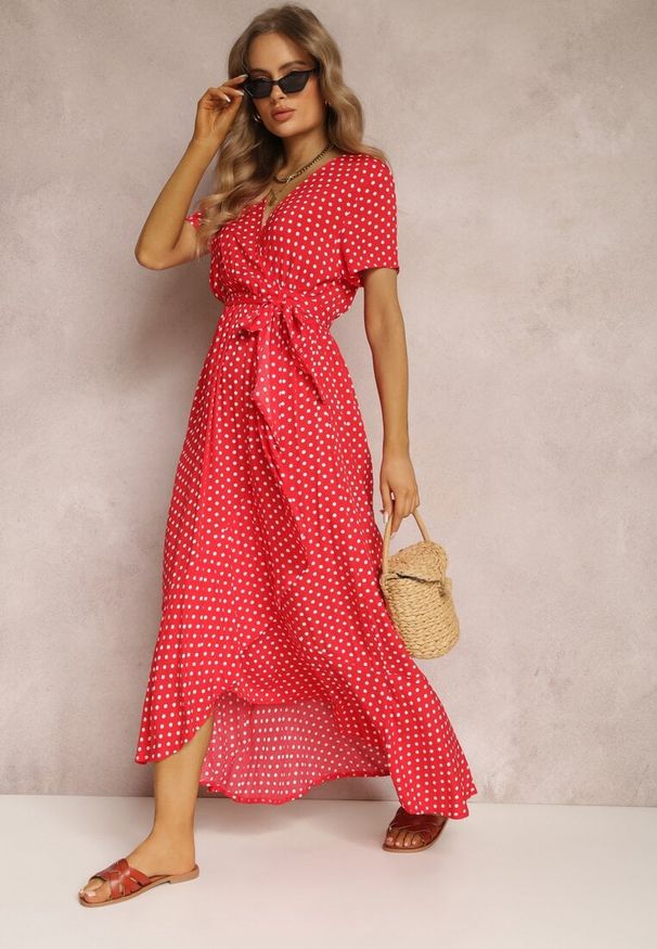 Renee - Czerwona Sukienka Boliphise. Kolor: czerwony. Materiał: tkanina. Długość rękawa: krótki rękaw. Wzór: kropki. Typ sukienki: kopertowe. Styl: klasyczny