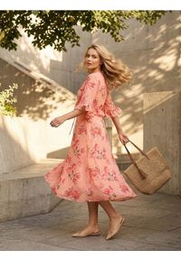 Sinsay - Sukienka midi z falbankami w kwiaty - wielobarwny. Typ kołnierza: kołnierz z falbankami. Wzór: kwiaty. Długość: midi #1