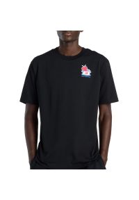 Koszulka męska New Balance MT61Y1F6BK - czarna. Kolor: czarny. Materiał: bawełna. Długość rękawa: krótki rękaw. Długość: krótkie. Wzór: kolorowy #1