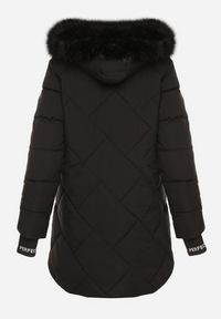 Born2be - Czarna Pikowana Kurtka z Kapturem z Futrem i Ściągaczami przy Rękawach Dacce. Okazja: na co dzień. Typ kołnierza: kaptur. Kolor: czarny. Materiał: futro. Styl: casual #7