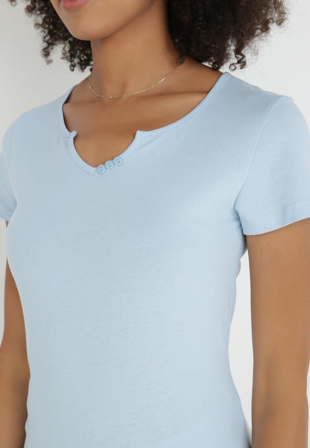 Born2be - Jasnoniebieski T-shirt Thonilacia. Kolor: niebieski. Materiał: bawełna, dzianina. Długość rękawa: krótki rękaw. Długość: krótkie. Wzór: aplikacja