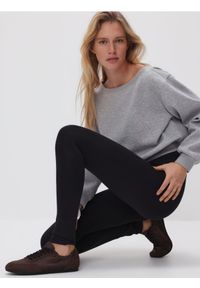 Reserved - Gładkie legginsy - czarny. Kolor: czarny. Materiał: dzianina. Wzór: gładki #1