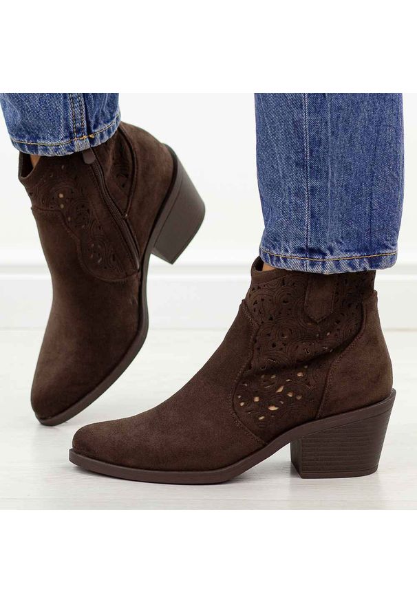 Brązowe botki damskie, kowbojki S.Barski 8012. Okazja: na co dzień. Kolor: brązowy. Materiał: zamsz. Szerokość cholewki: normalna. Sezon: wiosna, jesień, lato. Obcas: na obcasie. Styl: casual, elegancki, klasyczny. Wysokość obcasa: średni