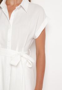 Born2be - Biała Koszulowa Sukienka Zapinana na Guziki z Materiałowym Paskiem Moaxel. Kolor: biały. Materiał: materiał. Długość rękawa: krótki rękaw. Typ sukienki: koszulowe. Styl: elegancki #4