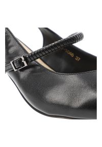 Czółenka damskie S.Barski, cholewka ze skóry naturalnej licowej pasek wokół pięty z regulacją na klamrę zabudowany szpiczasty przód, czarne, CR61-304. Nosek buta: szpiczasty. Zapięcie: klamry. Kolor: czarny. Materiał: skóra. Szerokość cholewki: normalna #4