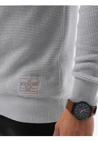 Ombre Clothing - Sweter męski E185 - jasnoszary - XXL. Kolor: szary. Materiał: akryl, bawełna. Długość rękawa: długi rękaw. Długość: długie. Wzór: aplikacja. Sezon: zima, jesień