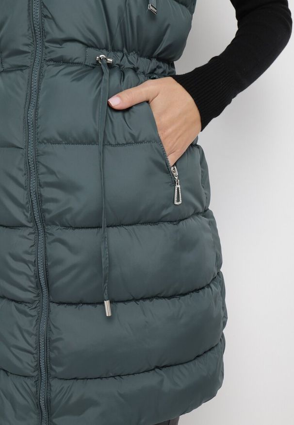 Born2be - Ciemnozielona Długa Kamizelka Dwustronna Zapinana na Suwak z Pikowaniem i Troczkiem w Pasie Heddemia. Kolor: zielony. Długość: długie. Wzór: gładki