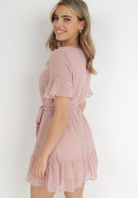 Born2be - Różowa Sukienka Acalopei. Okazja: na imprezę. Typ kołnierza: dekolt w serek. Kolor: różowy. Materiał: materiał, tkanina. Typ sukienki: trapezowe. Styl: wizytowy. Długość: mini #5