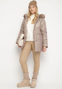 Born2be - Ciemnobeżowa Kurtka z Pikowanymi Przeszyciami i Kapturem z Futerkiem Vevea. Okazja: na spotkanie biznesowe, do pracy, na co dzień, na spacer. Kolekcja: plus size. Kolor: beżowy. Materiał: futro. Styl: biznesowy, casual, elegancki