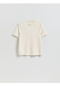 Reserved - Gładki t-shirt - kremowy. Kolor: kremowy. Materiał: dzianina, wiskoza. Wzór: gładki #1